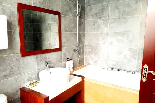 Combined shower/tub, free toiletries, hair dryer, slippers