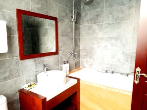 Vòi sen/bồn tắm kết hợp, đồ dùng nhà tắm miễn phí, máy sấy tóc 