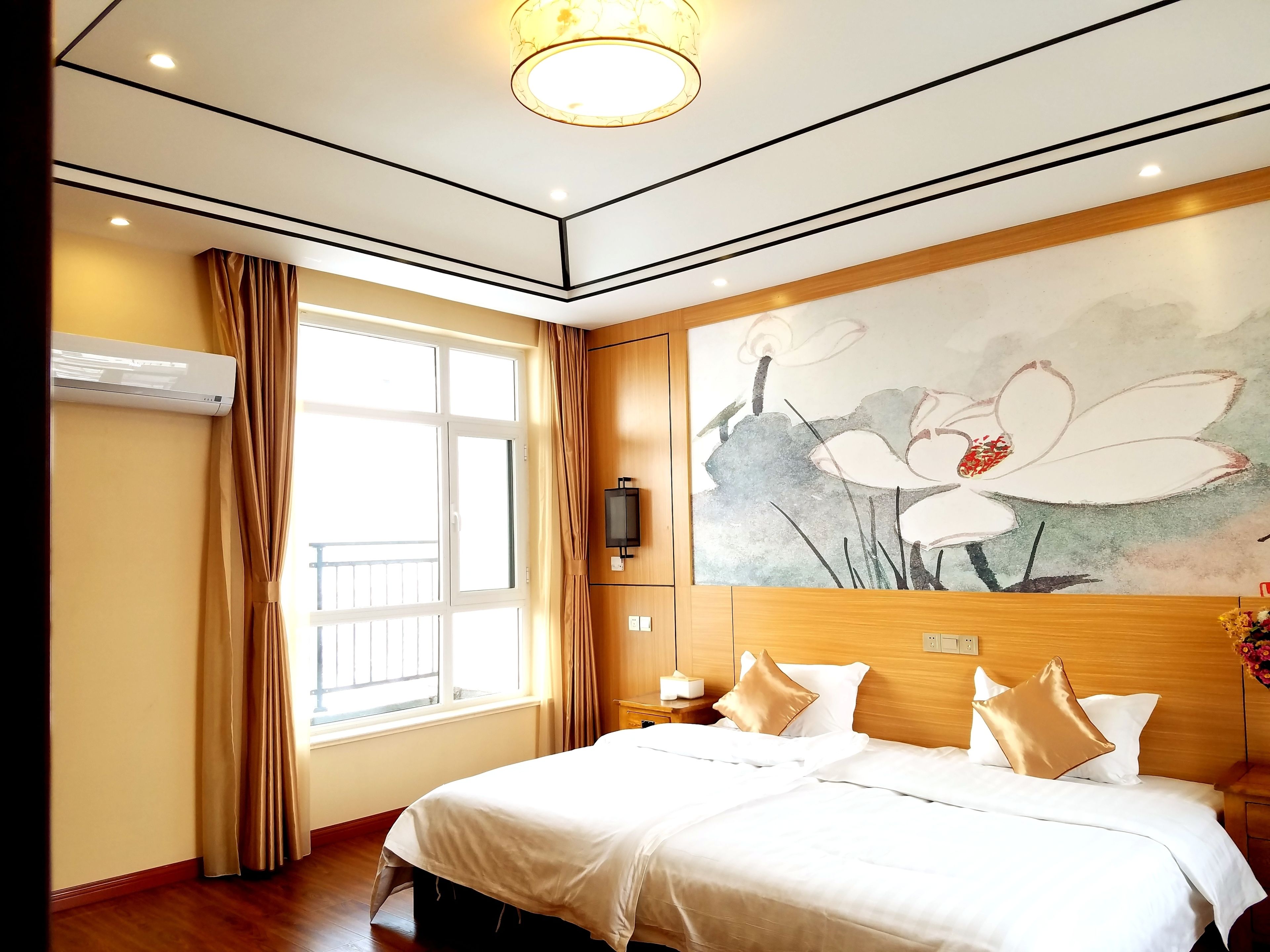 办公桌、遮光窗帘、免费 WiFi