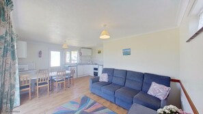 TV - Spacious accommodation for up to five guests in a beachside bungalow (Hayle)
