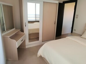 Penthouse Elite, 1 kamar tidur, pemandangan gunung | Area keluarga | Televisi layar datar 42-inci dengan saluran TV satelit dan TV