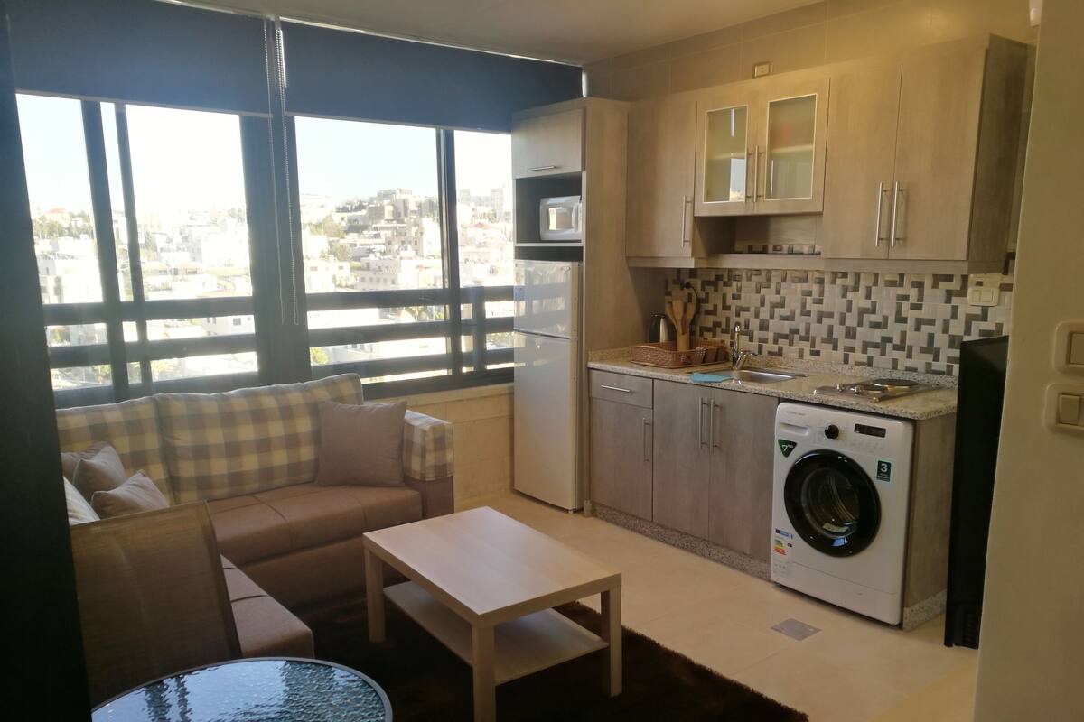 Elite penthouse, 1 slaapkamer, uitzicht op bergen | Woonruimte | Een 42-inch flatscreentelevisie met satellietzenders en een televisie