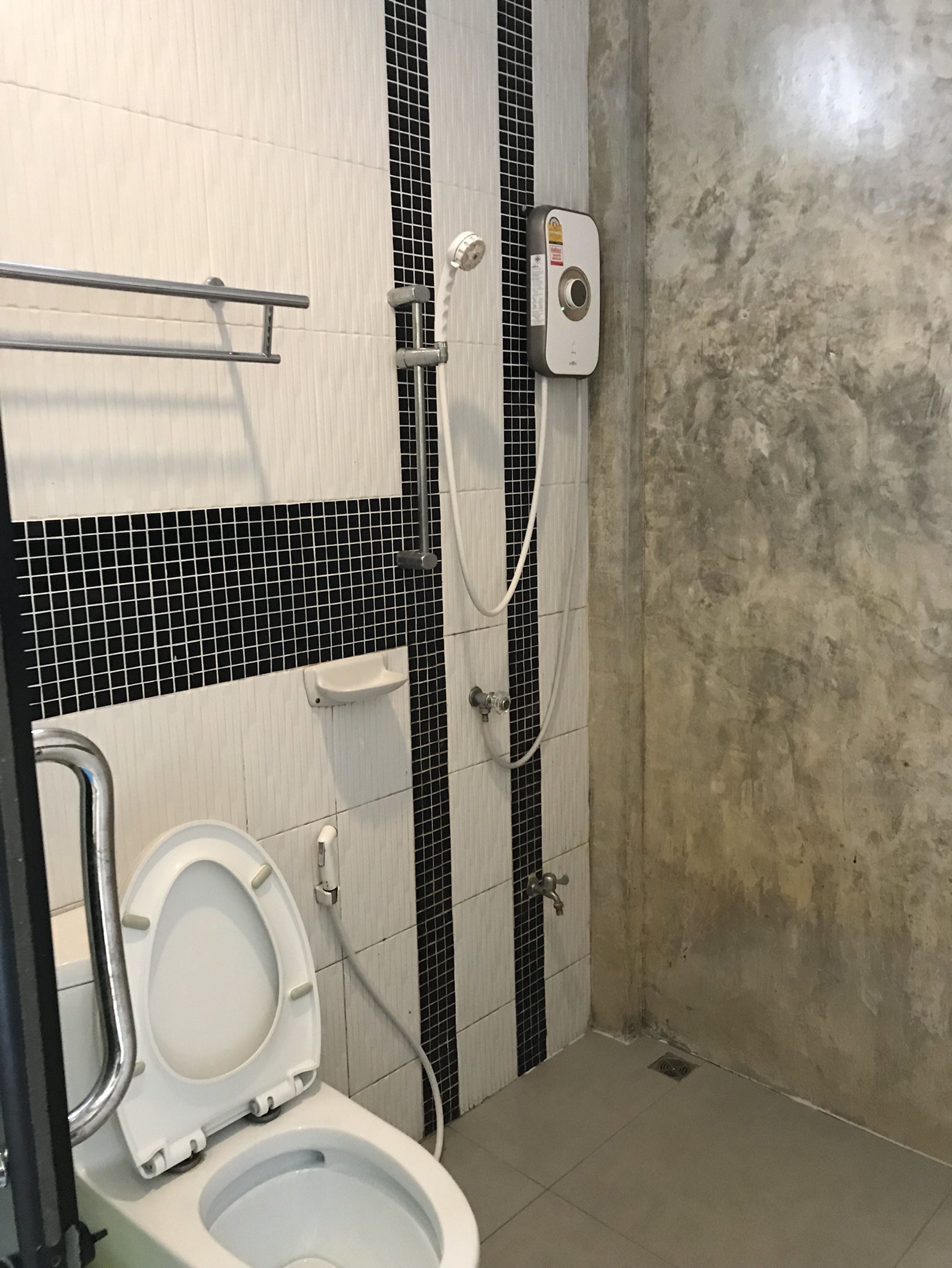 standard room | bathroom | shower, free toiletries, towels