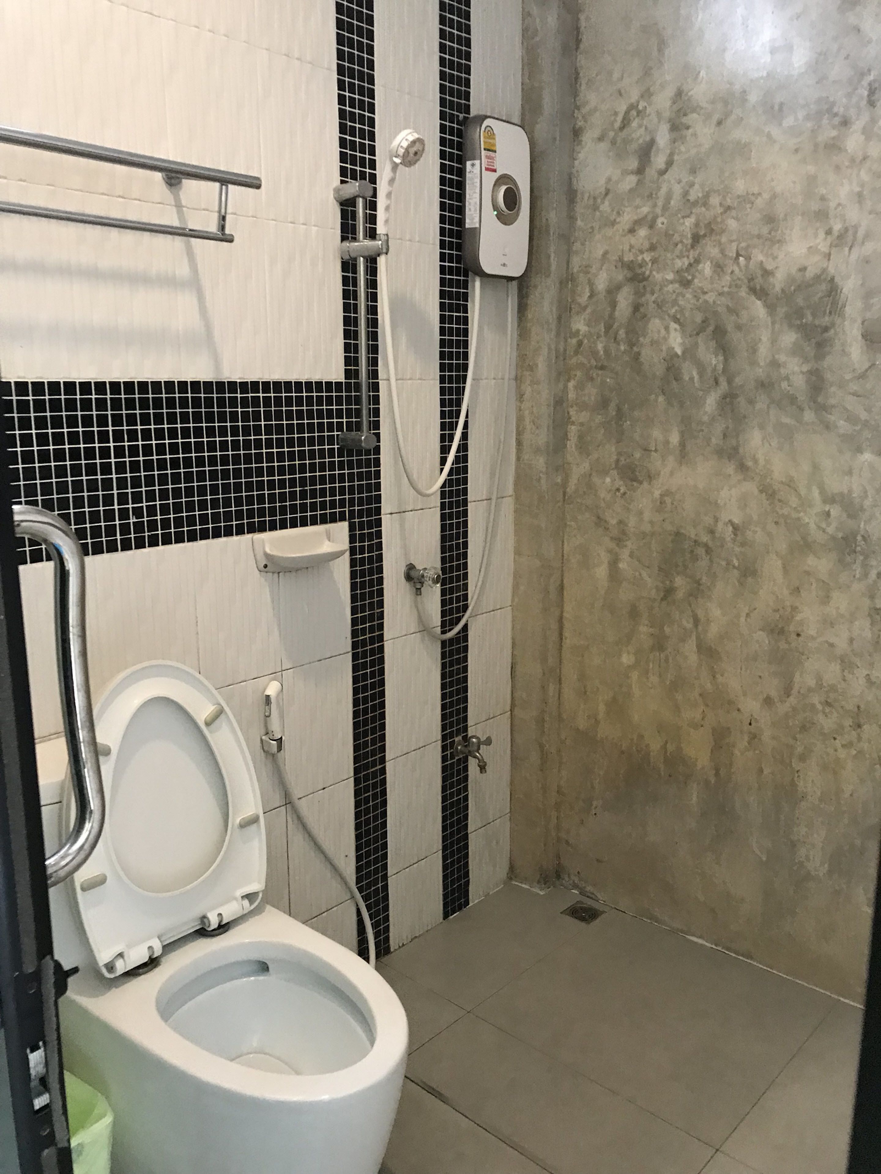 standard room | bathroom | shower, free toiletries, towels