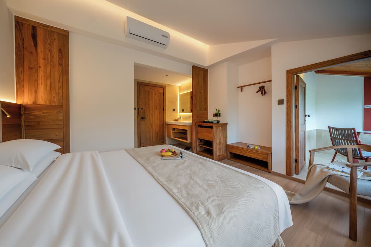 Habitación doble Elite, vista al río | Ropa de cama de alta calidad, escritorio y cortinas blackout