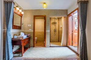 Regadera, amenidades de baño gratuitas, secadora de cabello, pantuflas 