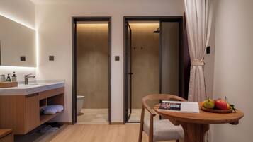 Deluxe-Zweibettzimmer, Bergblick | Badezimmer | Dusche, kostenlose Toilettenartikel, Haartrockner, Hausschuhe