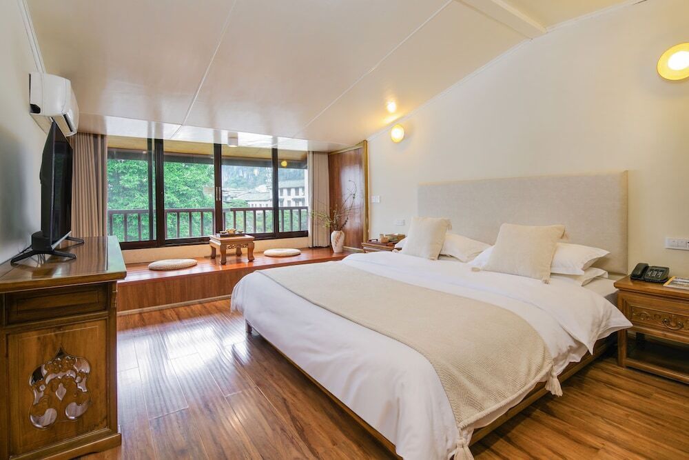 Peralatan tempat tidur premium, meja, langsir/tirai gelap terus 