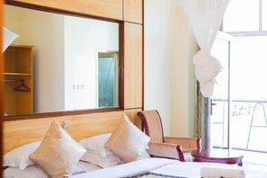 Chambre classique double, 1 chambre, accessible aux personnes à mobilité réduite, vue sur la piscine | 1 chambre, bureau, système d’insonorisation, accès au Wi-Fi (inclus)