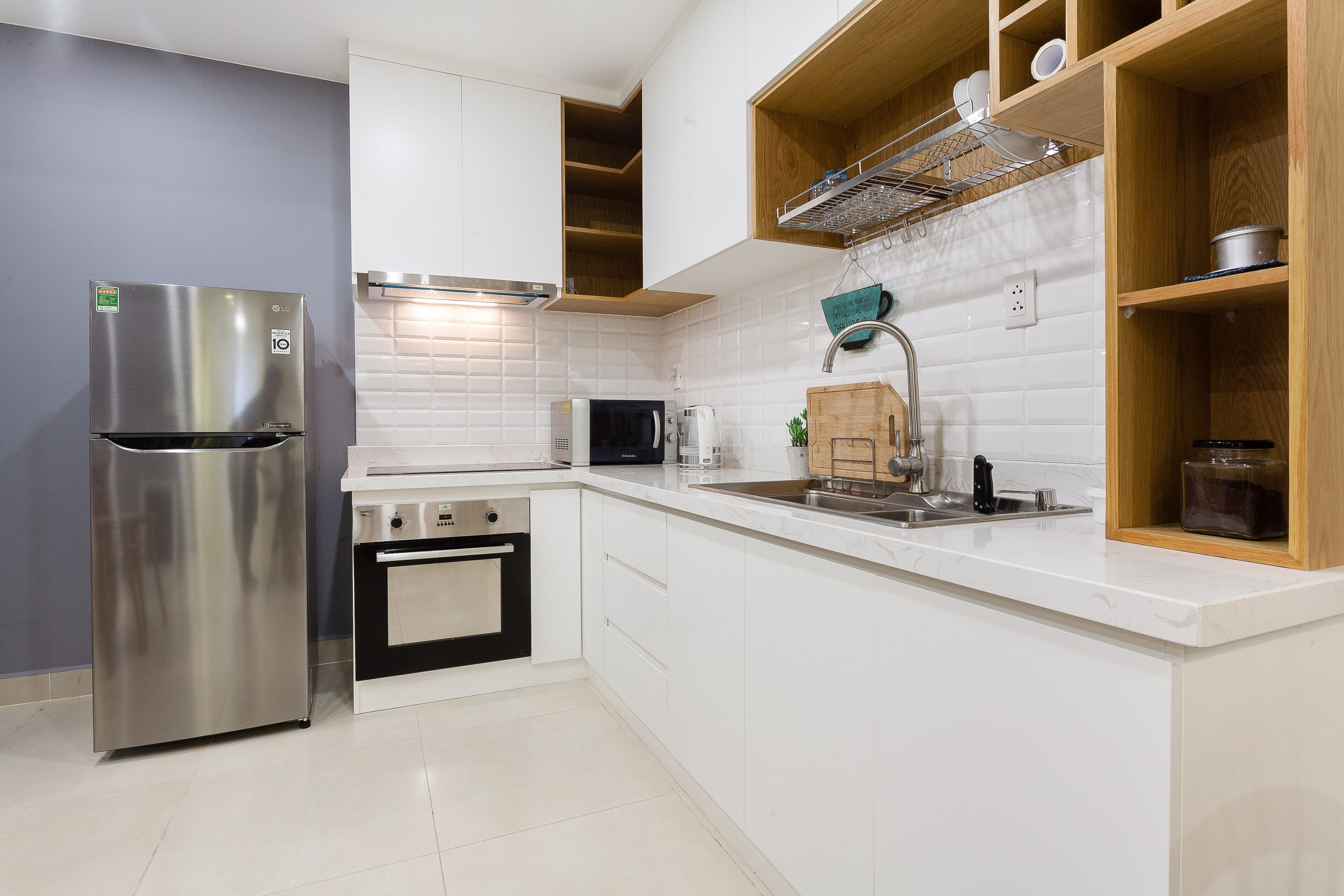 lucyhome smart apartment with city view | private kitchen | full-sized fridge, microwave, oven, stovetop