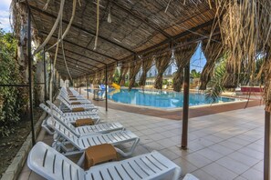 2 indoor pools, 2 outdoor pools, pool umbrellas, sun loungers - Hedef Beyt Hotel Resort & Spa (Selçuk)