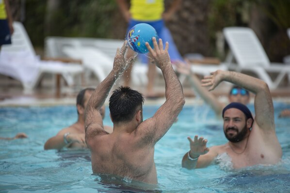 2 piscinas internas, 2 piscinas externas, guarda-sóis, espreguiçadeiras