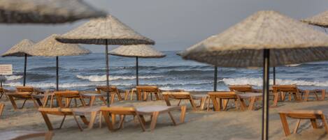 Privatstrand in der Nähe, Liegestühle, Sonnenschirme, Strandtücher
