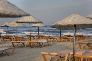 Private beach nearby, sun loungers, beach umbrellas, beach towels - Hedef Beyt Hotel Resort & Spa (Selçuk)