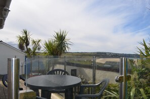 Outdoor dining - Beach chalet positioned perfectly on the dunes to take in spectacular views across the bay (Hayle)