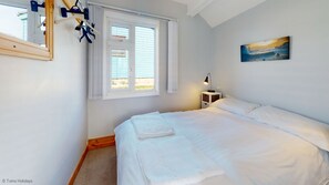 1 bedroom, iron/ironing board, internet, bed sheets - Beach chalet positioned perfectly on the dunes to take in spectacular views across the bay (Hayle)