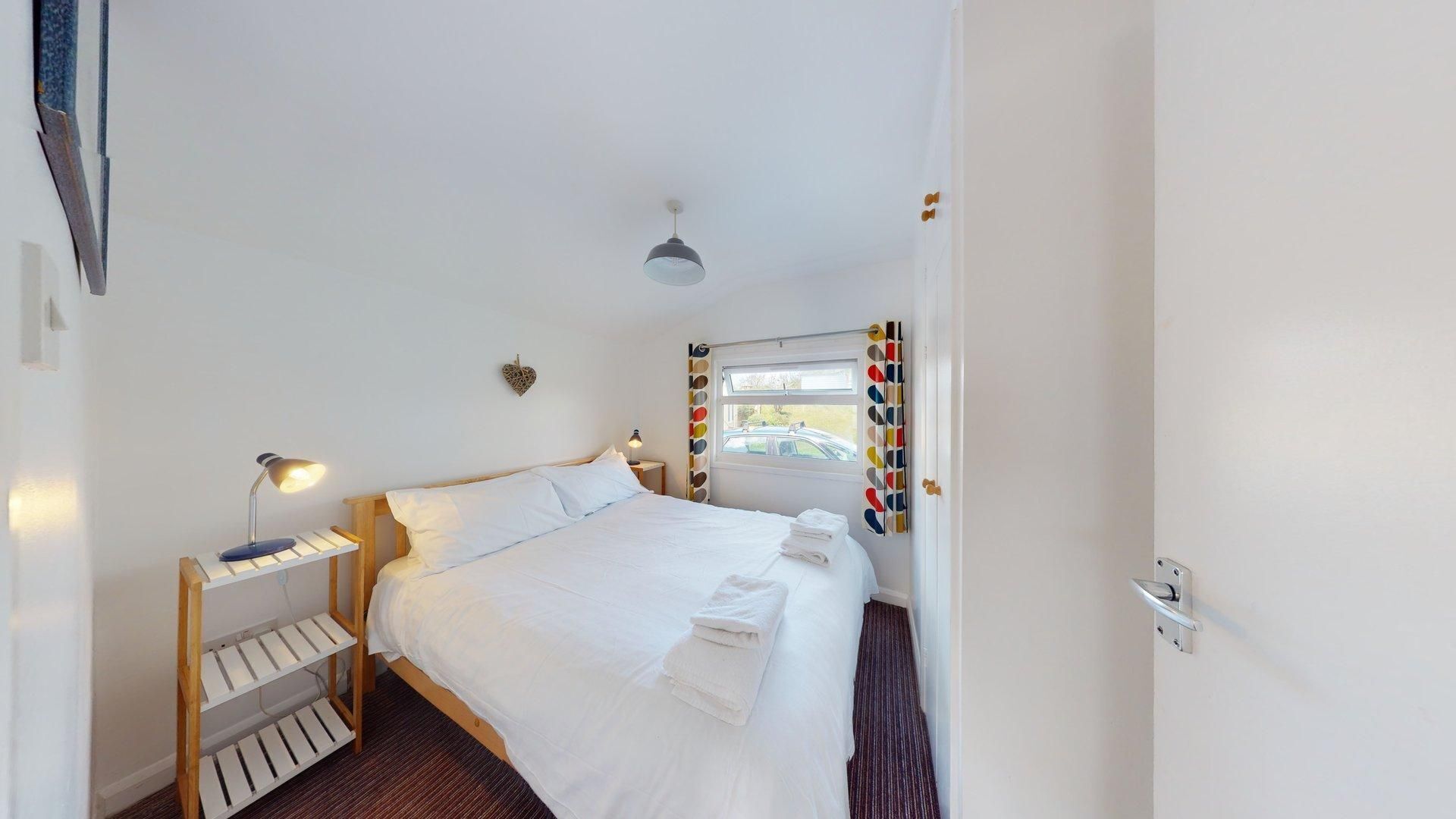 3 bedrooms, iron/ironing board, internet, bed sheets