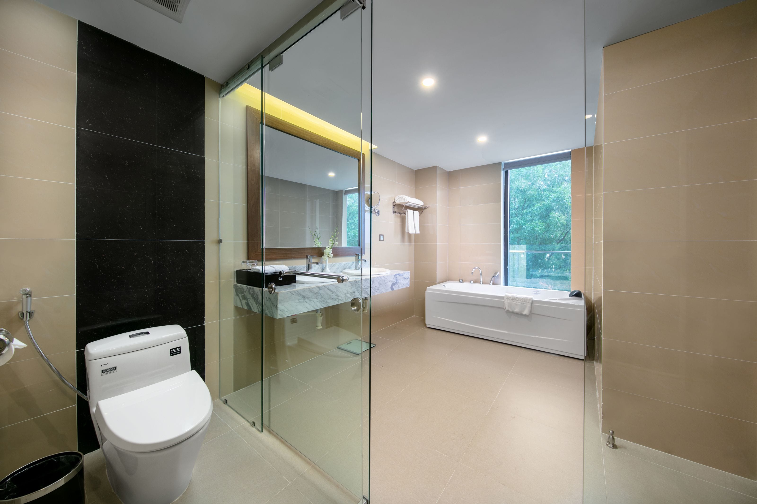 Executive Room | Bathroom | Combined shower/tub, free toiletries, towels