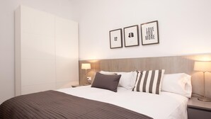 A modern hotel room with a large bed, a wooden headboard, and three framed motivational quotes on the wall. - Stylish apartment in city center B1 (Barcelona)