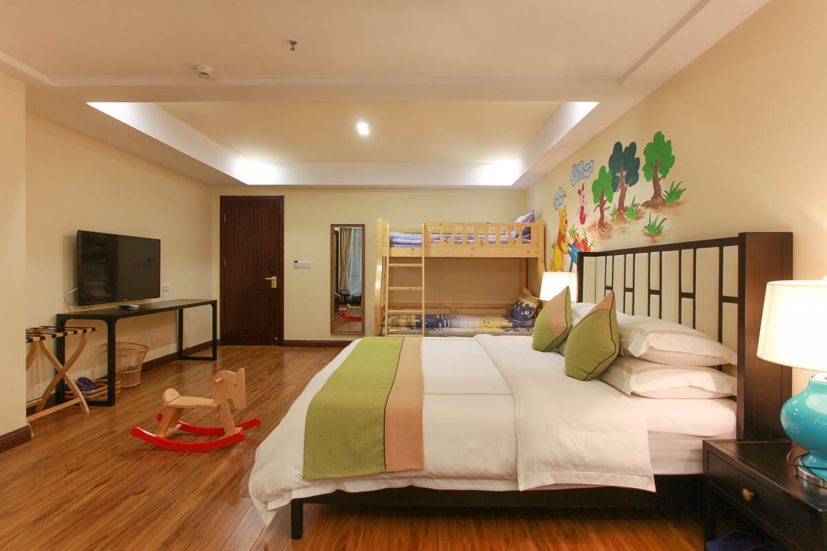 Habitación cuádruple superior | Escritorio, cortinas blackout y wifi gratis