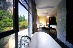 Habitación de luna de miel | Baño | Amenidades de baño gratuitas, secadora de cabello, pantuflas, toallas