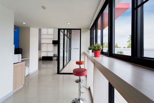 Lobby sitting area - Hop Inn Surin (Surin)