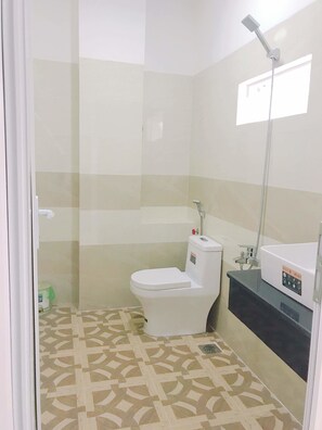 Regadera, amenidades de baño gratuitas, pantuflas, toallas 