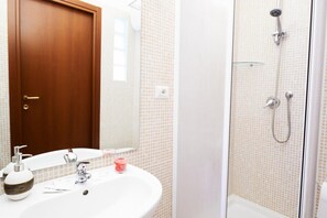 Dusche, kostenlose Toilettenartikel, Haartrockner, Bidet