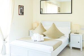 Romantische Suite, 1 Doppelbett und Schlafsofa, Nichtraucher, Stadtblick | Schreibtisch, kostenloses WLAN