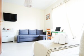 Romantische Suite, 1 Doppelbett und Schlafsofa, Nichtraucher, Stadtblick | Schreibtisch, kostenloses WLAN