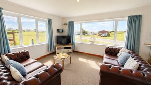 TV, DVD player - F51 The Gables, Riviere Towans (Hayle)