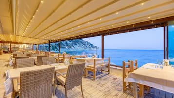 Breakfast, lunch, dinner served; Mediterranean cuisine