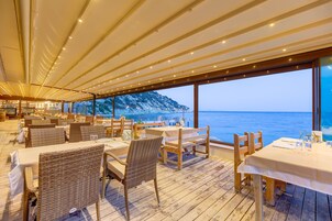 Se sirven desayunos, almuerzos y cenas; cocina mediterránea