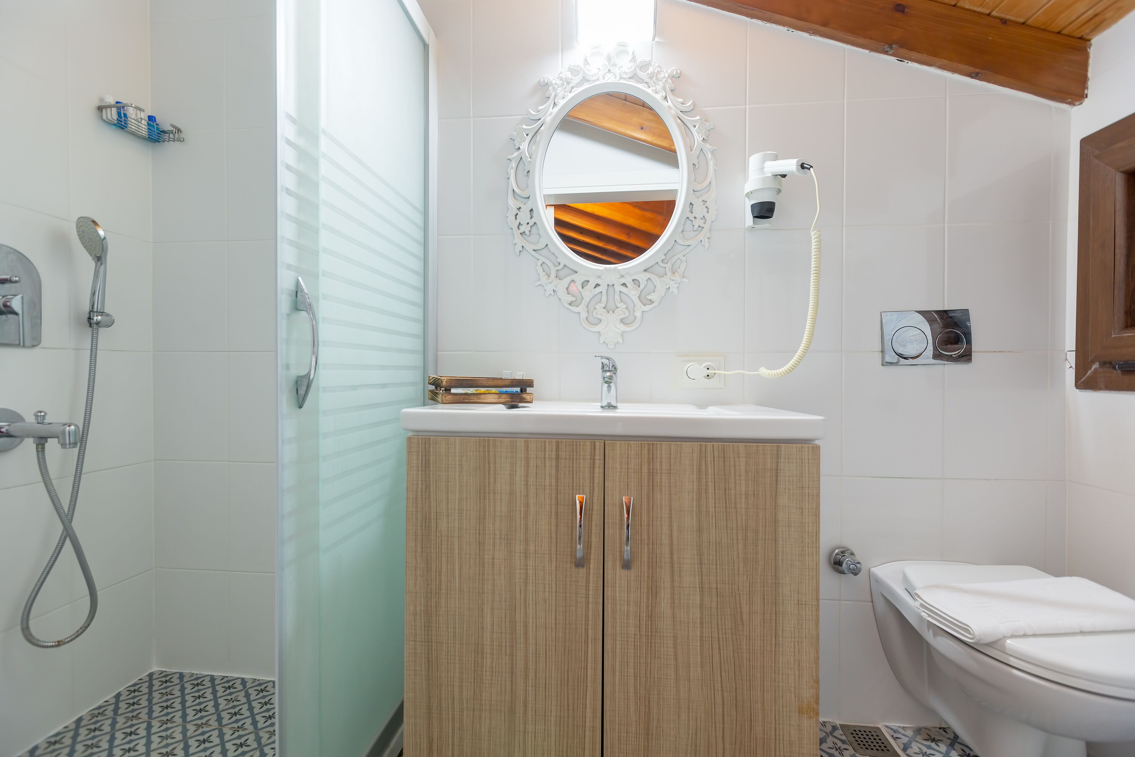 combined shower/bathtub, deep-soaking bathtub, free toiletries