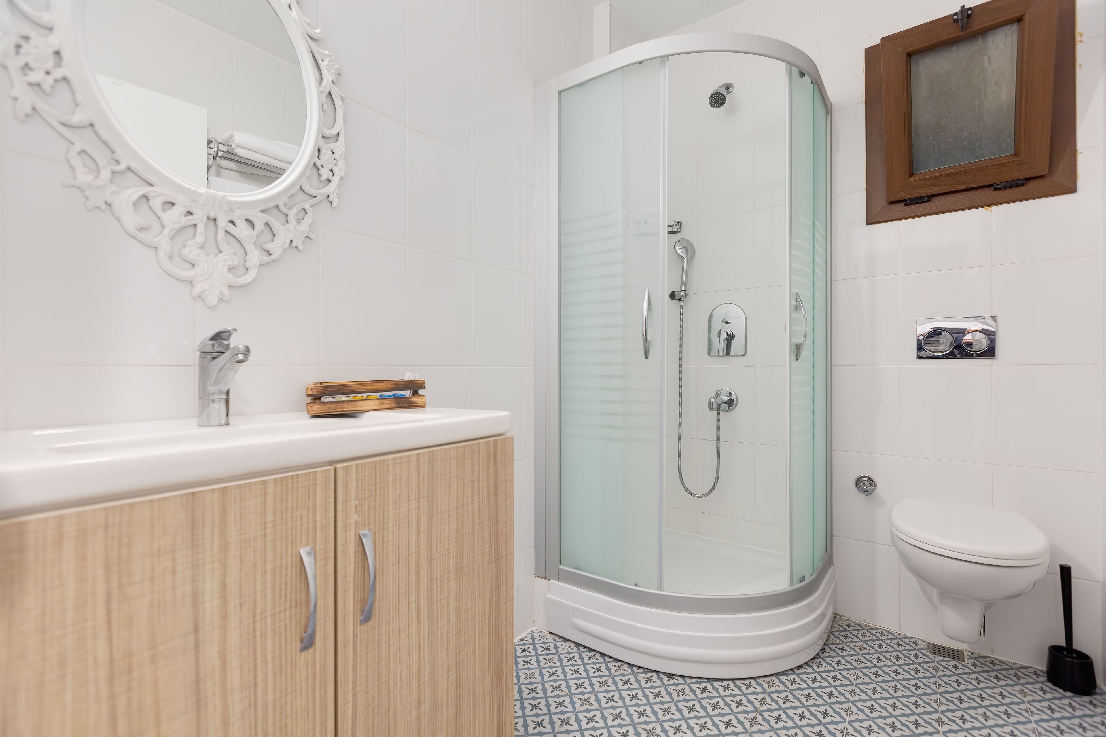 combined shower/bathtub, deep-soaking bathtub, free toiletries