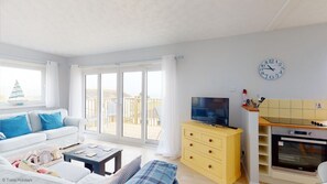 TV - A bright, fresh and modern holiday bolthole, Ocean swell sleeps up to 6 guests (Hayle)