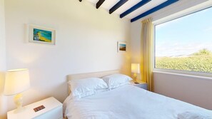 2 soverom, strykejern/-brett og sengetøy