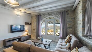 Villa, 2 slaapkamers, toegang tot zwembad, uitzicht op zee (Thetis) | Woonkamer | Een 52-inch flatscreentelevisie met satellietzenders en smart-tv