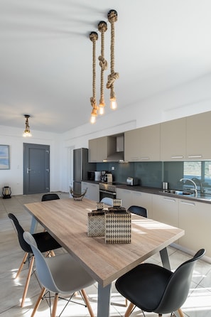 Villa, 2 habitaciones, acceso a la piscina, vistas al mar (Amphitrite) | Zona de estar | Televisión de pantalla plana de 52 pulgadas con canales por satélite