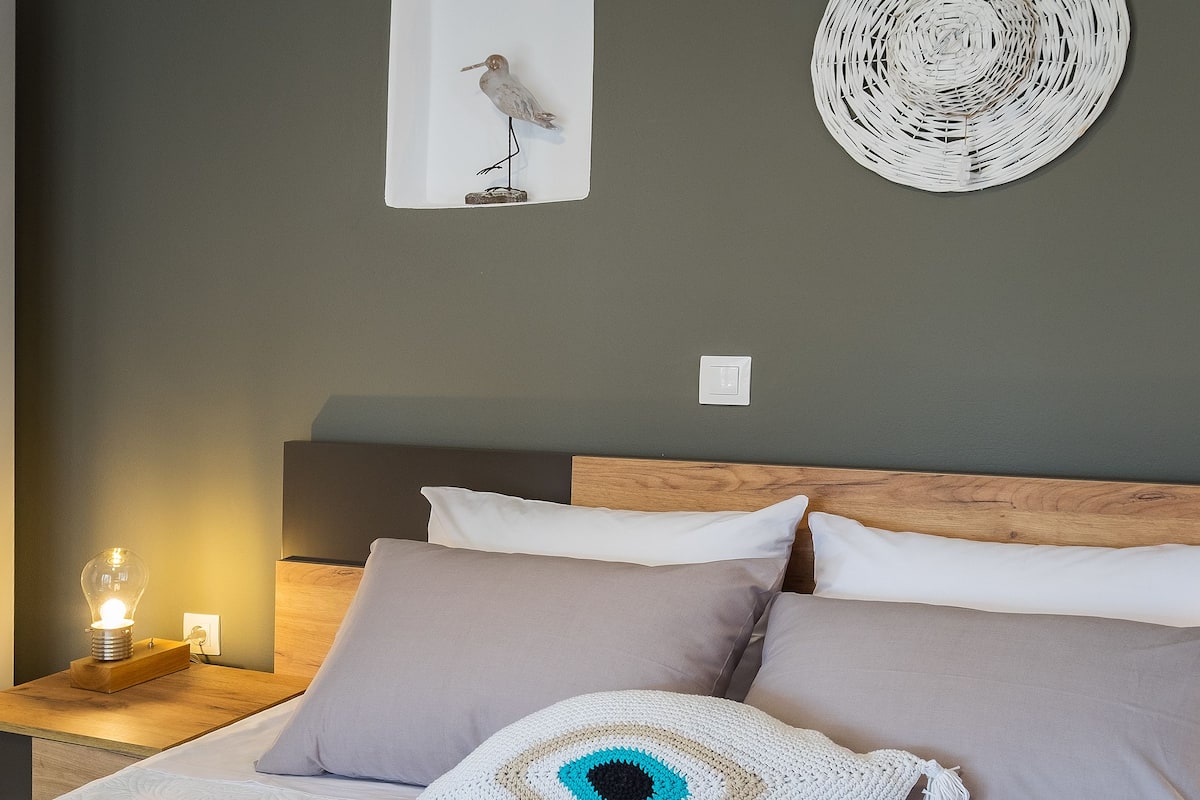 Ropa de cama de alta calidad y caja de seguridad en la habitación