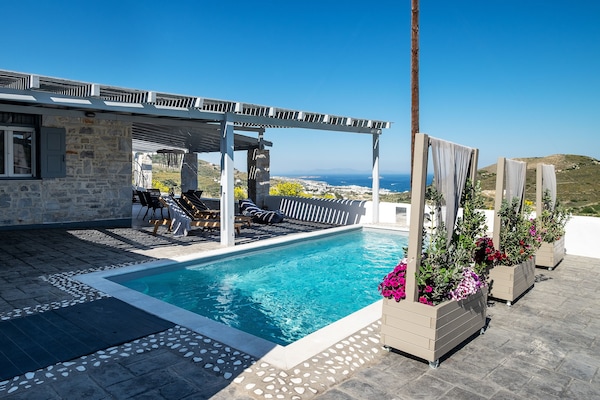 Piscina externa, guarda-sóis, espreguiçadeiras