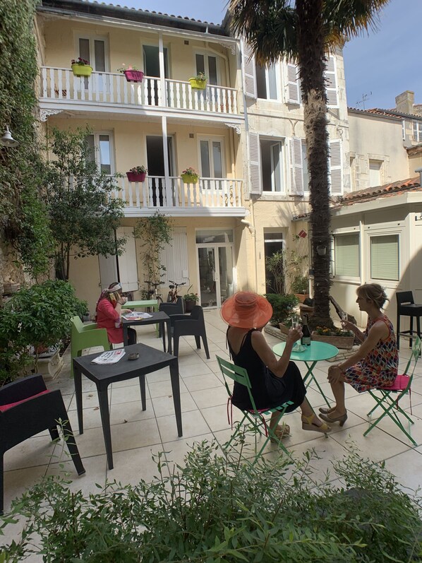 Courtyard - The Originals Boutique, Hôtel Roca-Fortis, Rochefort (Rochefort)