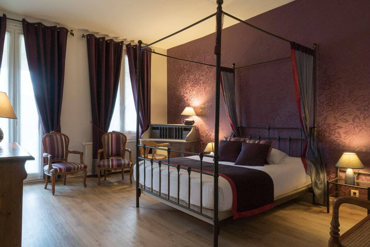 Ropa de cama de alta calidad y escritorio