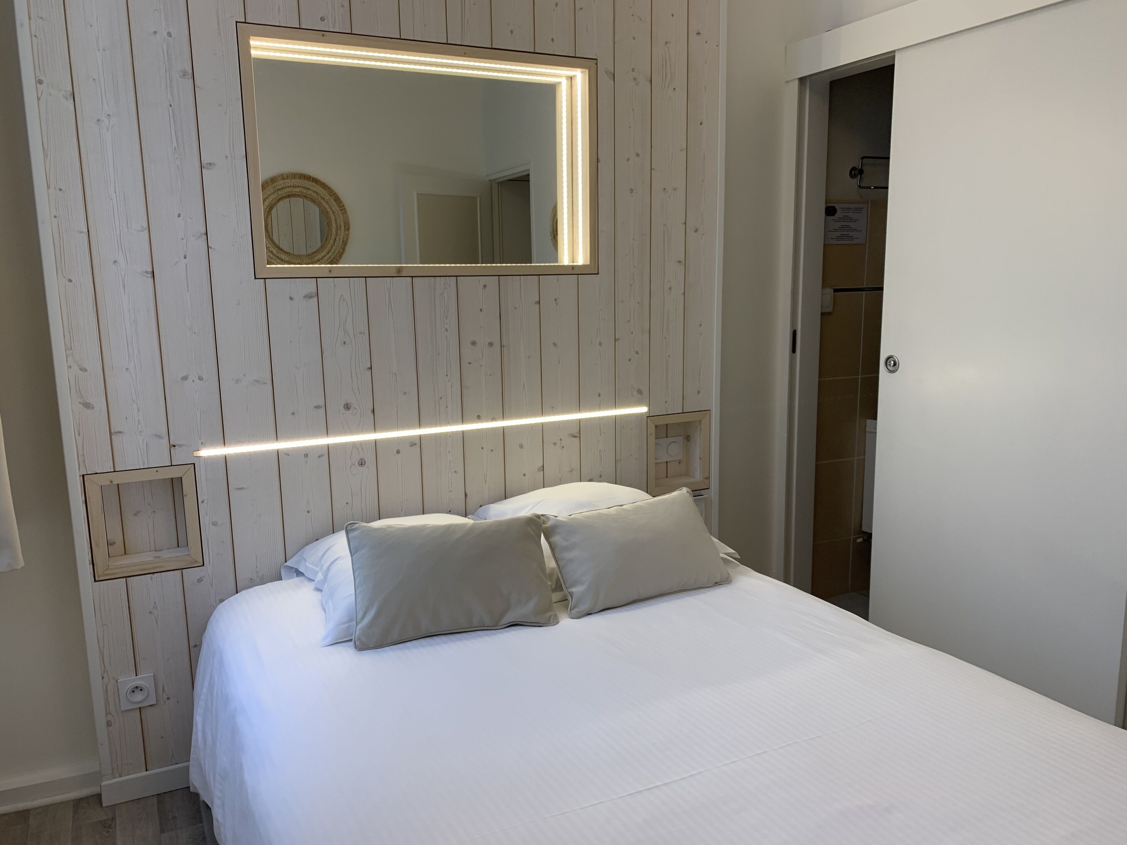 classic double room | premium bedding, individually decorated, individually furnished, desk