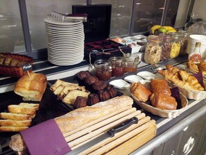 Daily buffet breakfast for a fee - The Originals Boutique, Hôtel Roca-Fortis, Rochefort (Rochefort)