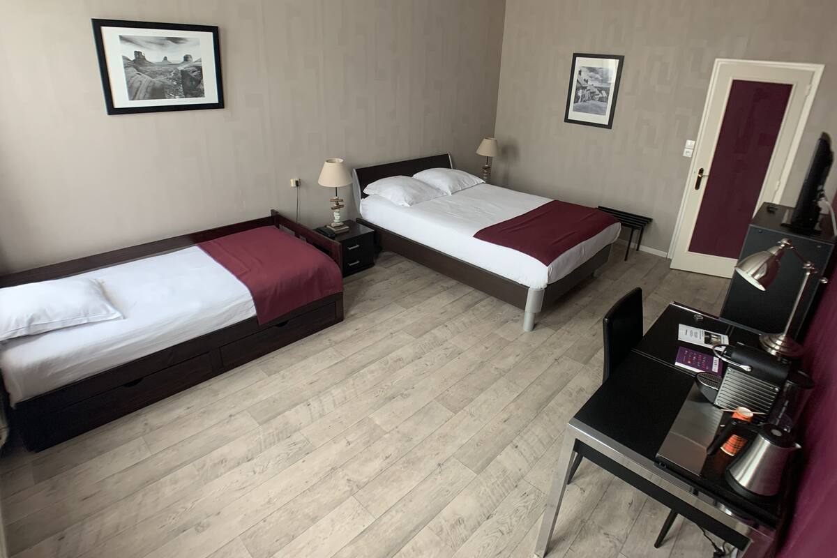 Habitación triple Confort | Ropa de cama de alta calidad y escritorio