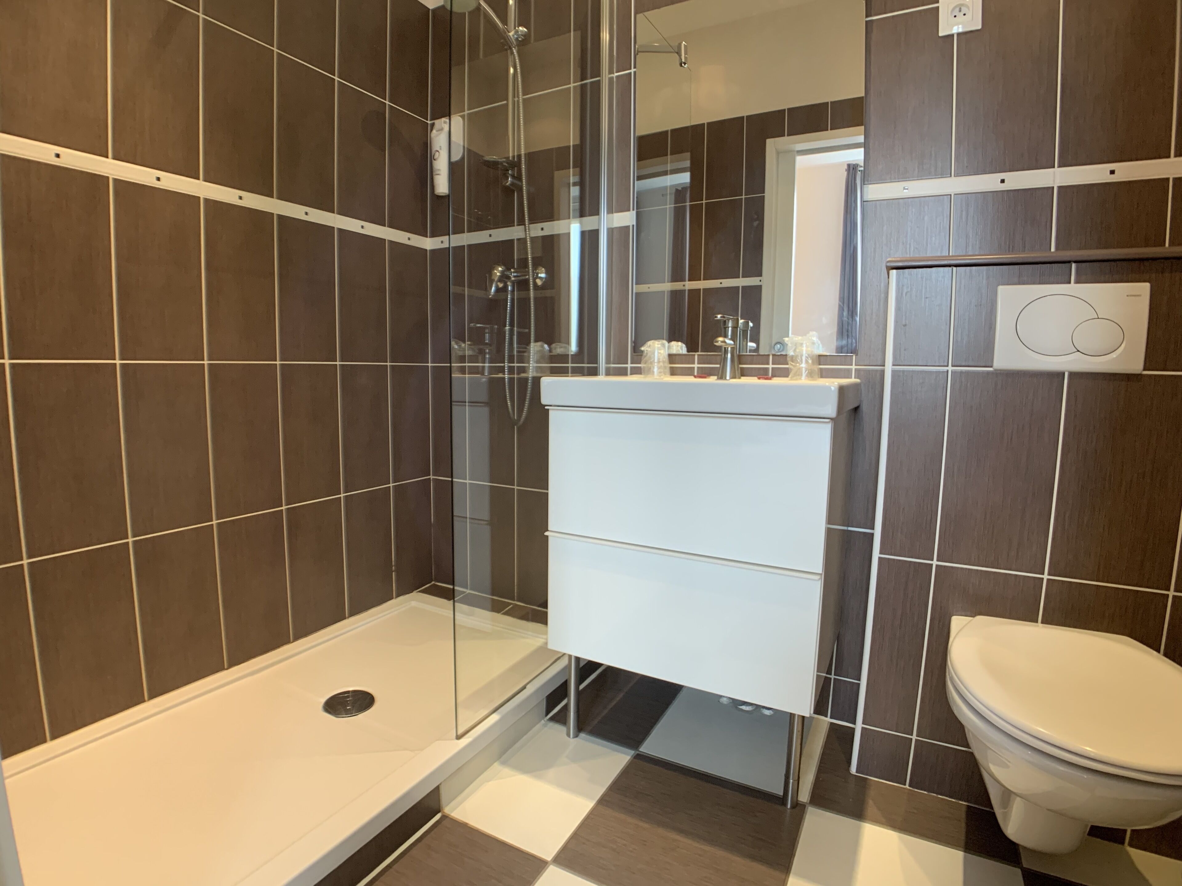 classic double room | bathroom | shower, free toiletries, hair dryer, towels