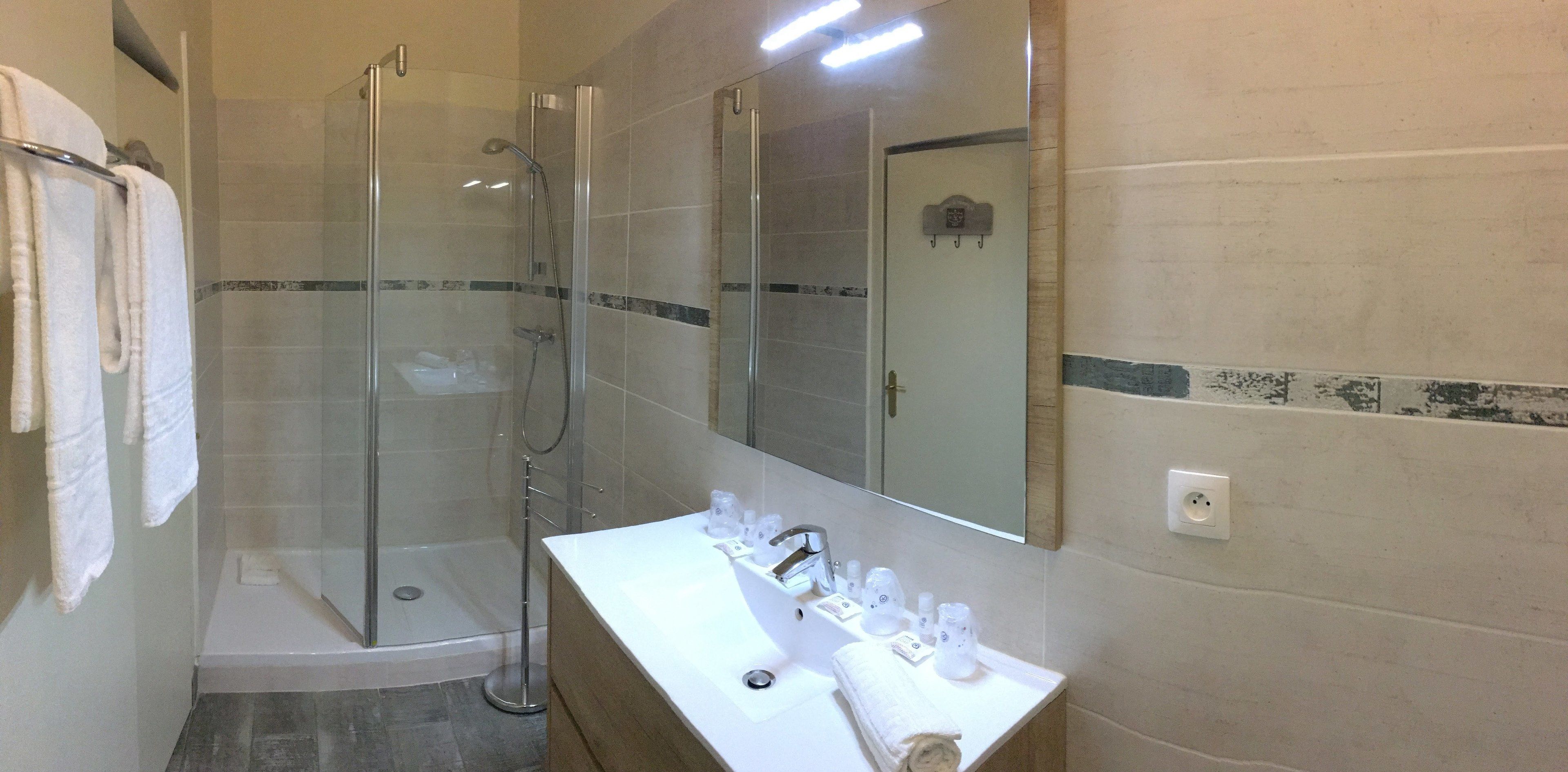 Familienzimmer | Badezimmer | Dusche, kostenlose Toilettenartikel, Haartrockner, Handtücher