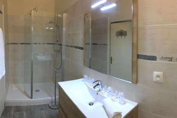 Familienzimmer | Badezimmer | Dusche, kostenlose Toilettenartikel, Haartrockner, Handtücher