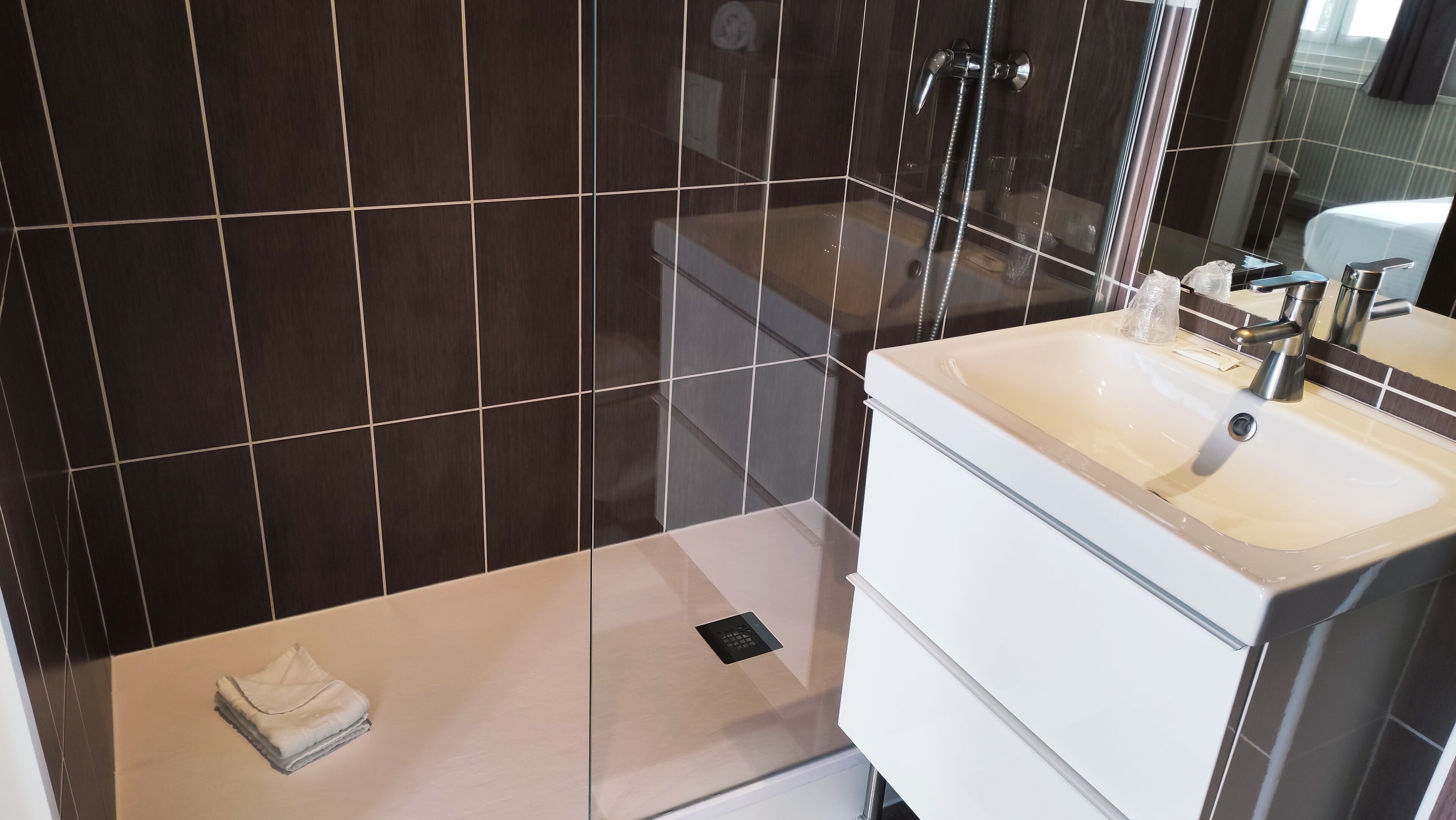 classic double room | bathroom | shower, free toiletries, hair dryer, towels